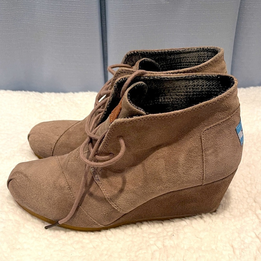 Toms Boots Womens 7 Wedge Heels Ankle Booties 300512 Beige Leather Lace Up